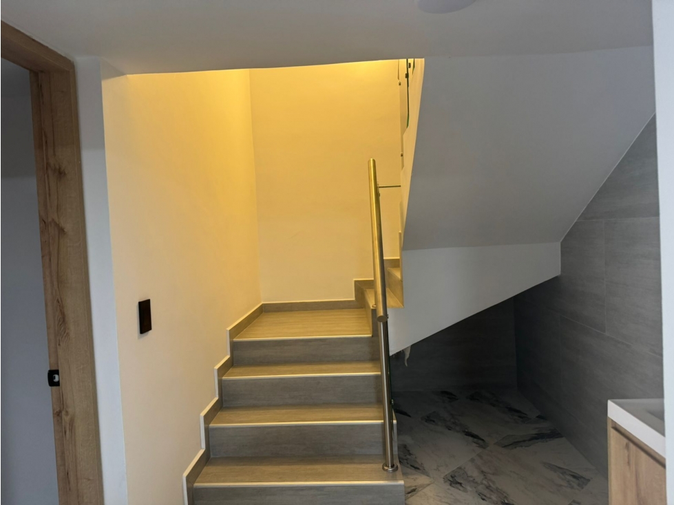 LUXURY PENTHOUSE-STYLE HOME IN THE HEART OF LAURELES — foto 4