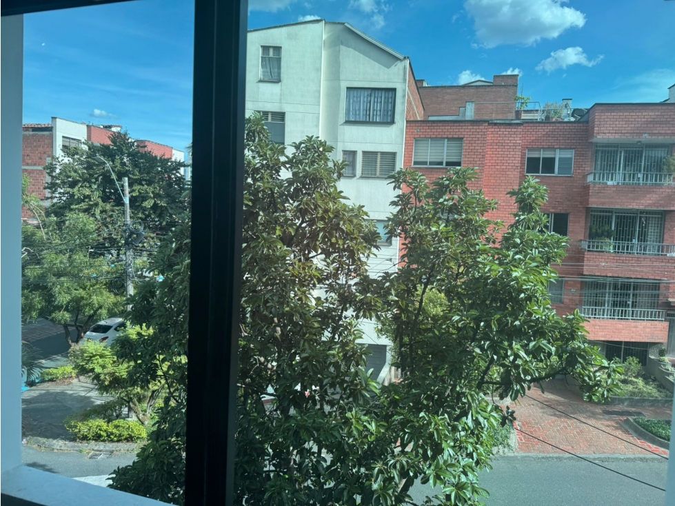 LUXURY PENTHOUSE-STYLE HOME IN THE HEART OF LAURELES — foto 2