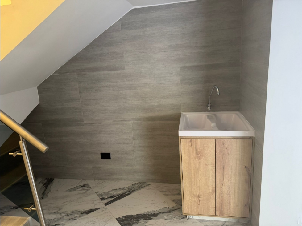 LUXURY PENTHOUSE-STYLE HOME IN THE HEART OF LAURELES — foto 5