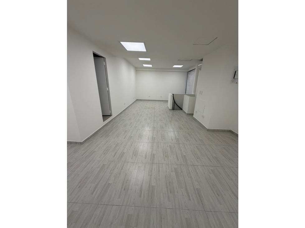 SE ARRIENDA OFICINA EN MEDELLIN, sector POBLADO