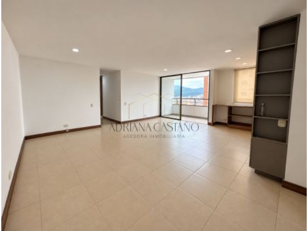 Venta de apartamento en sector San Diego, parcialmente remodelado