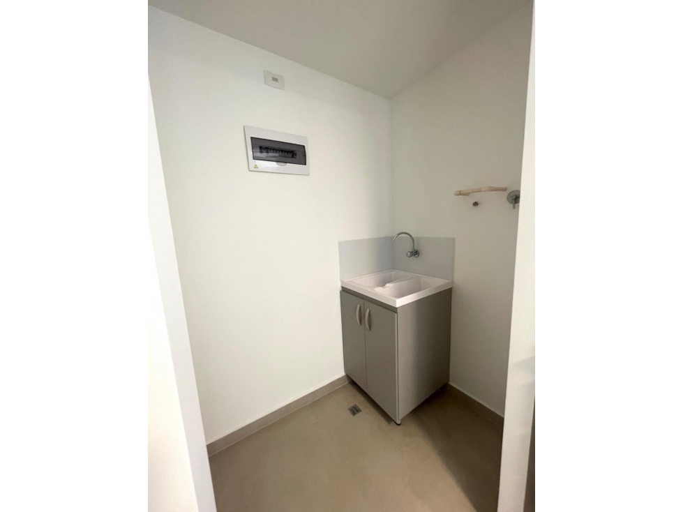ARRIENDO APARTAMENTO POBLADO CASTROPOL — foto 3