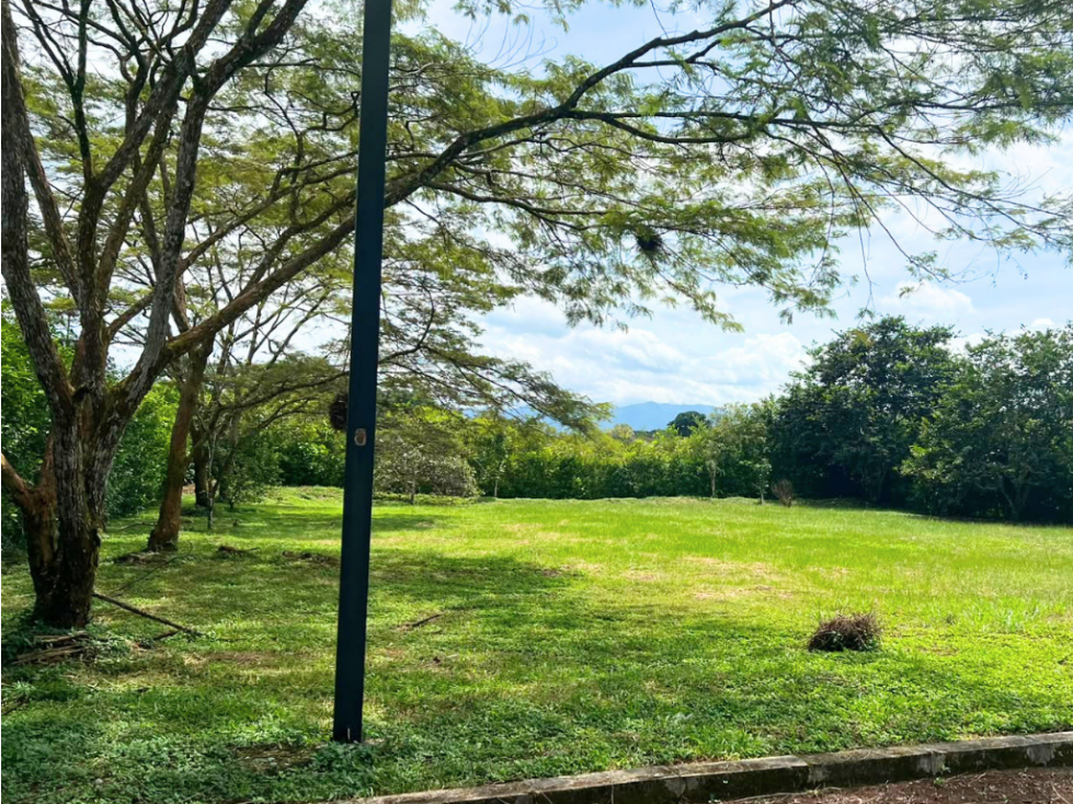 BRO venta de lote en Condominio Santafiora 1.400 m2 - 1