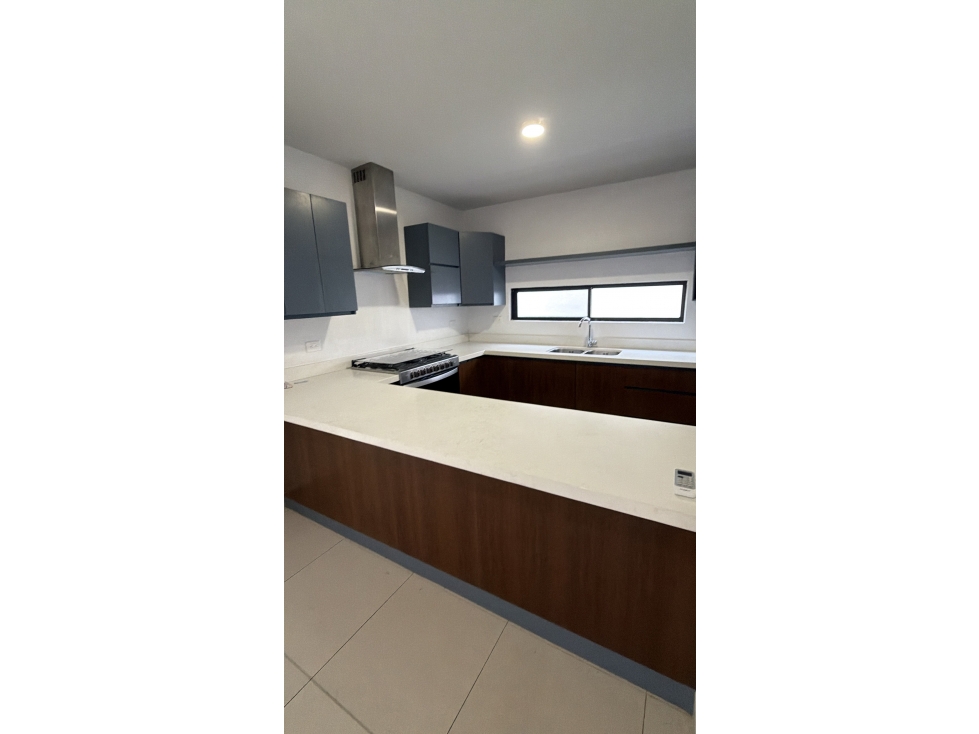 CASA EN RENTA MONTELLAN CARRETERA NACIONAL — foto 2