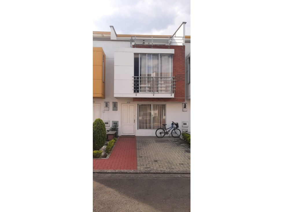 SE VENDE HERMOSA CASA EN BULEVAR DE LAS VILLAS