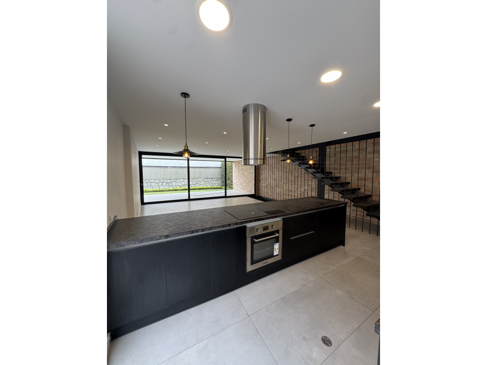 Hermosa casa por estrenar en el Cjto. Habitacional San Jose, Cumbaya