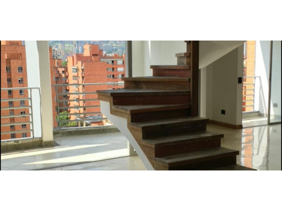 VENDO PENTHOUSE LAURELES