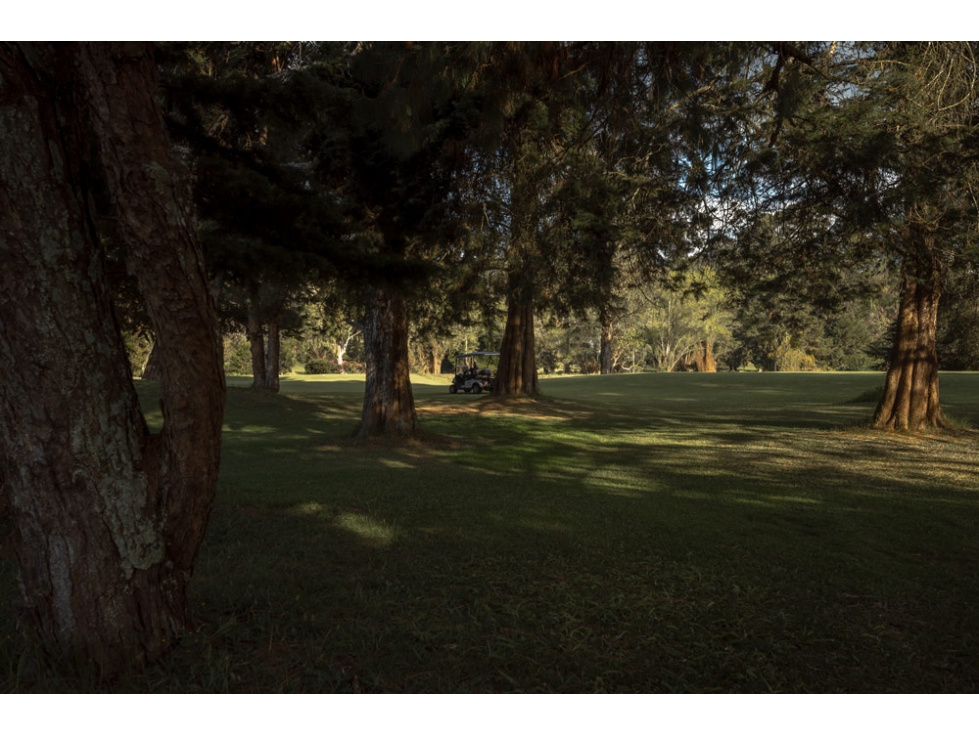 HERMOSO LOTE PLANO CERCA AL CLUB LA MACARENA UNIDAD CERRADA — foto 2