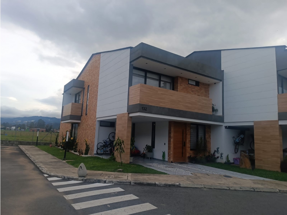 ESPECTACULAR CASA ESQUIENERA EN UNIDAD CERRADA — foto 3