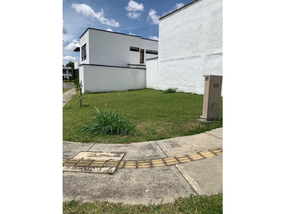 LOTE ESQUINERO LLANOGRANDE UNIDAD CERRADA