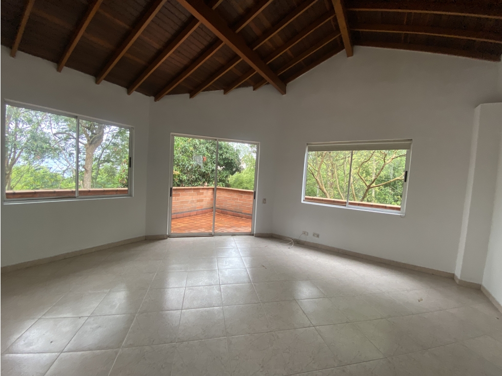 CASA UNIFAMILIAR VENTA AMPLIA ILUMINADA ENVIGADO SECTOR BENEDICTINOS — foto 4