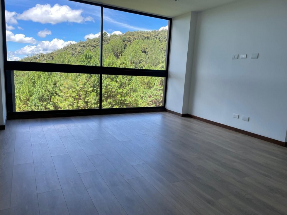 AMPLIO Y HERMOSO APARTAMENTO CON VISTA VERDE EN EL RETIRO — foto 3