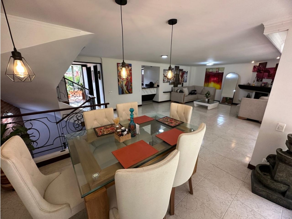 HERMOSA CASA EN ENVIGADO LOMA DE LAS BRUJAS EN UNIDAD CERRADA
