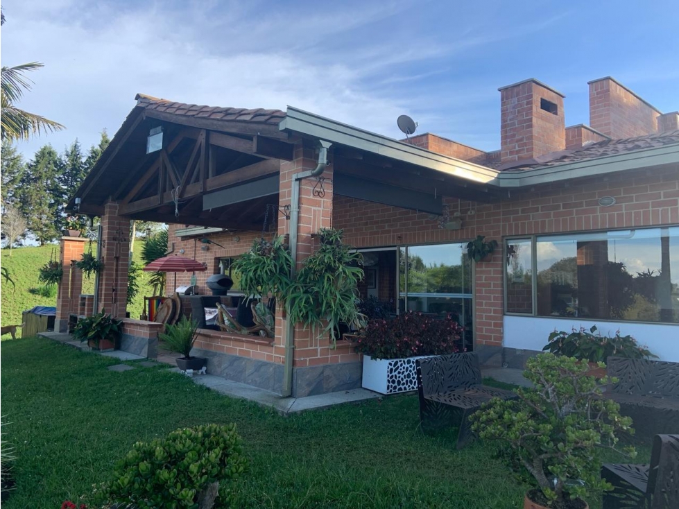FINCA RIONEGRO CON AMPLIO LOTE SECTOR LA MOSQUITA