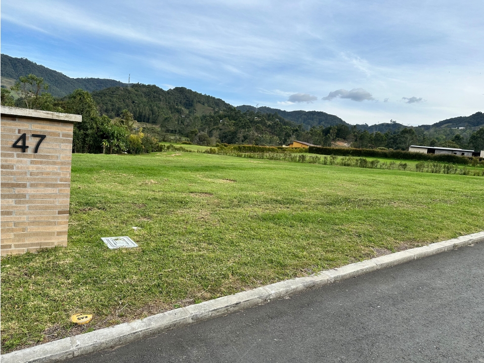 LOTE EN LA CEJA EN HERMOSO CONDOMINIO - 4