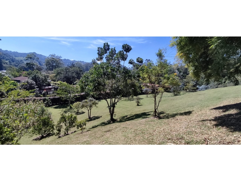 LOTE INDEPENDIENTE SEMIONDULADO EL RETIRO