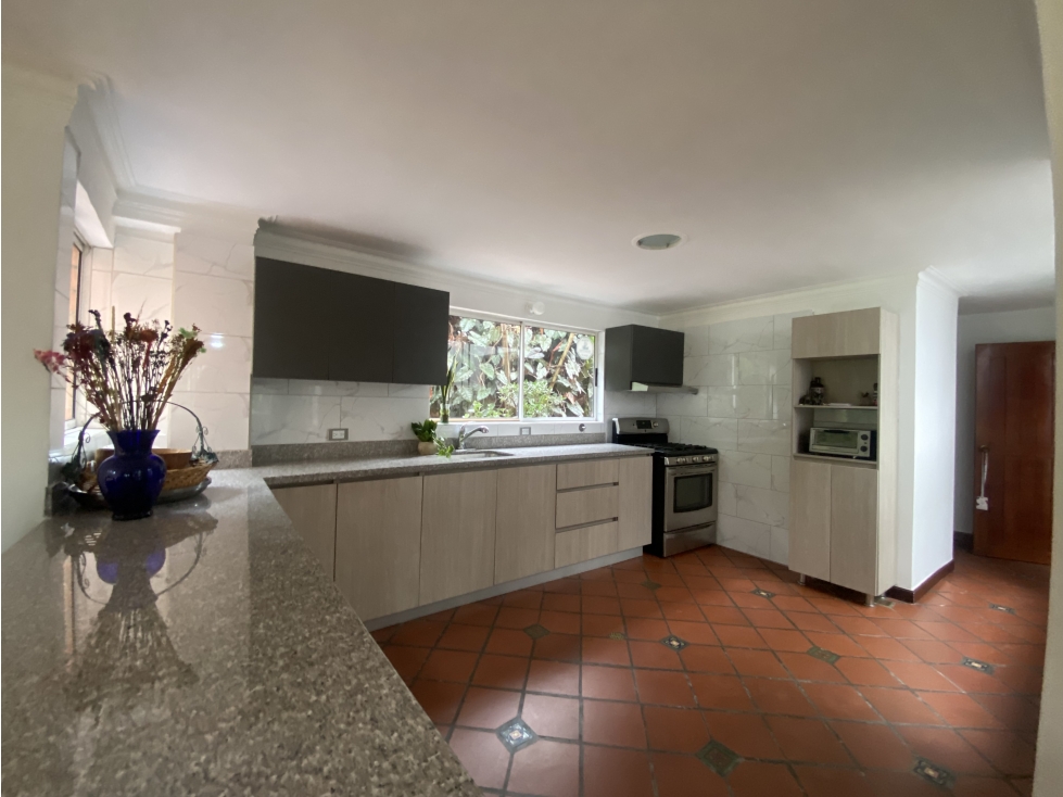 CASA UNIFAMILIAR VENTA AMPLIA ILUMINADA ENVIGADO SECTOR BENEDICTINOS — foto 2