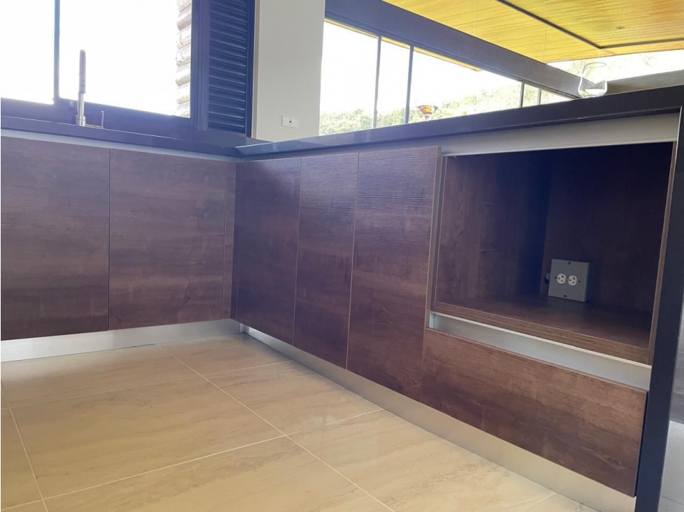 AMPLIO Y HERMOSO APARTAMENTO CON VISTA VERDE EN EL RETIRO — foto 5