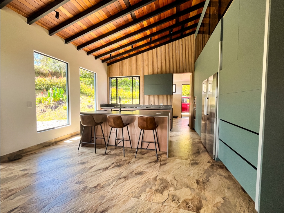 FINCA CON EXCELENTE Y MODERNA CASA CON HERMOSOS ACABADOS EN GUARNE — foto 2