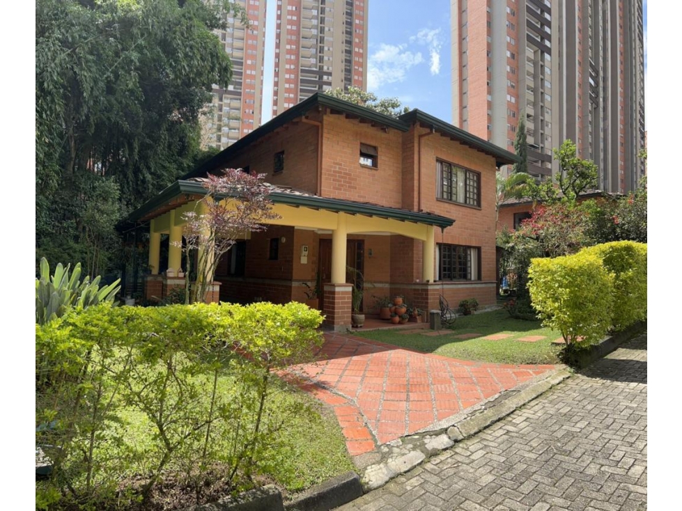 HERMOSA CASA EN UNIDAD EXCLUSIVA EN SABANETA