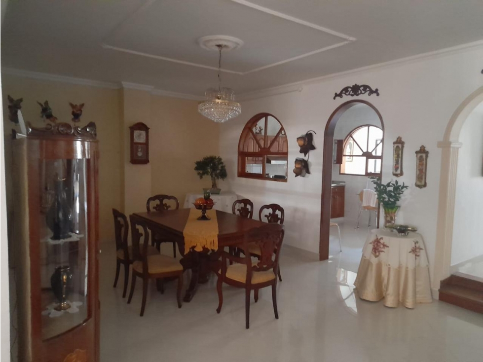 CASA AMPLIA ENVIGADO SECTOR EL PORTAL PRIMER PISO