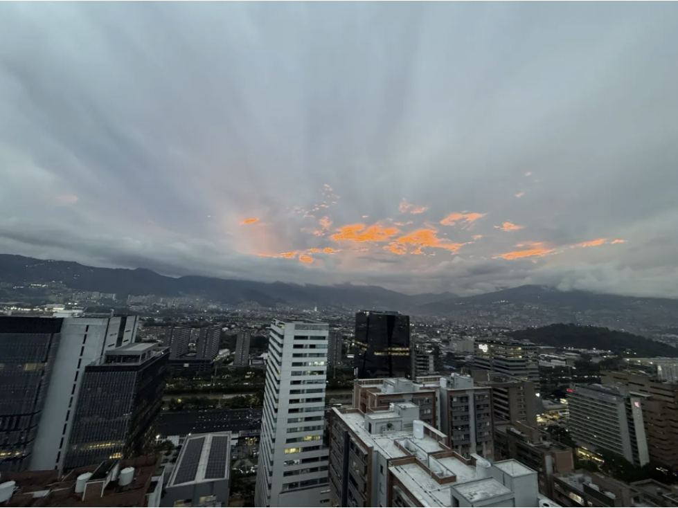 APARTAMENTO MEDELLIN POBLADO PISO ALTO MODERNO VISTA EN CIUDAD DEL RIO — foto 5