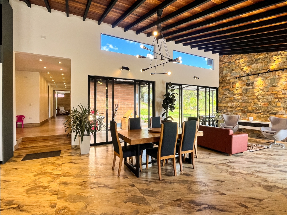 FINCA CON EXCELENTE Y MODERNA CASA CON HERMOSOS ACABADOS EN GUARNE