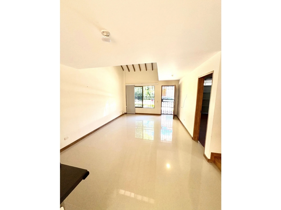 CASA RIONEGRO SECTOR GUALANDAY LLANOGRANDE EN UNIDAD CERRADA