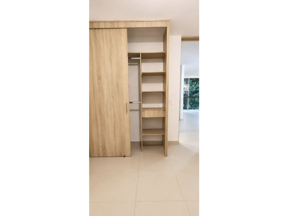 APARTAMENTO ENVIGADO EDIFICIO SECTOR INMACULADA PARQUEADERO Y UTIL — foto 2