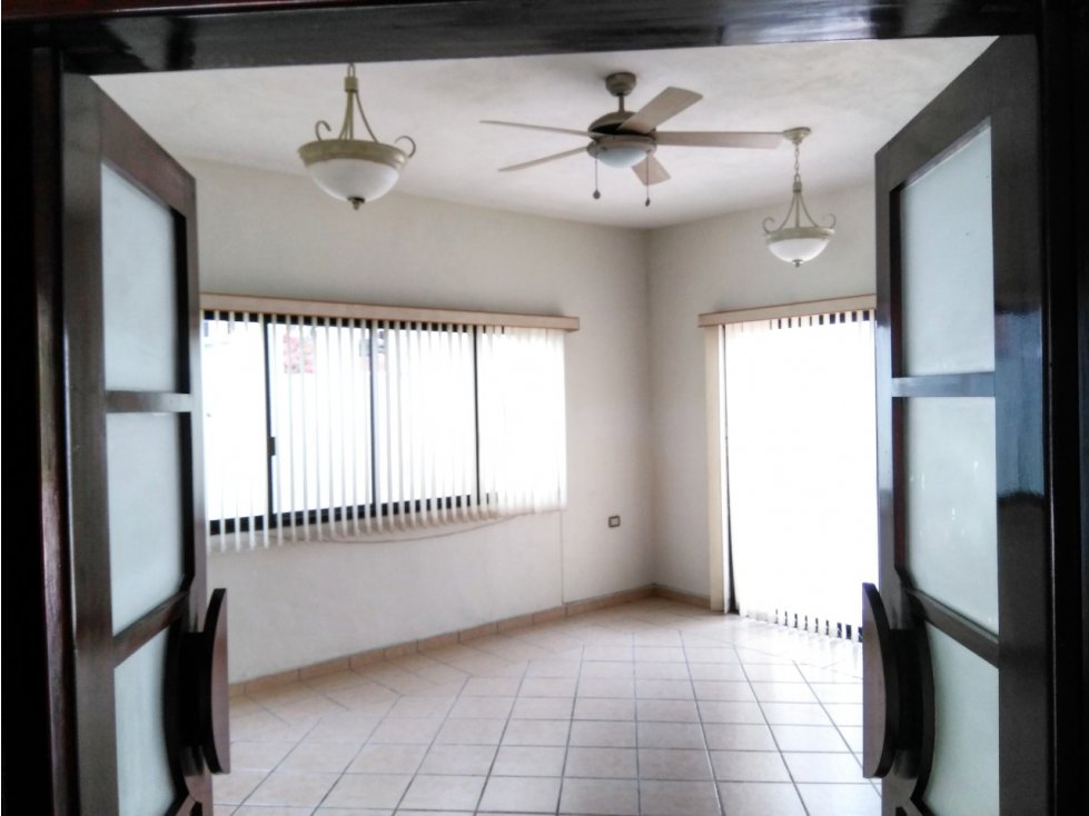 CASA EN RENTA DE 4 CUARTOS PRIV CENTRICA CARMEN - 2