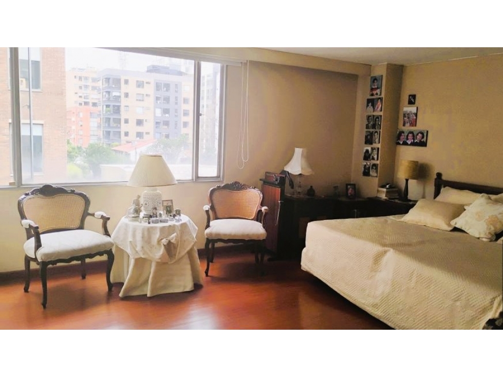 CHICO APARTAMENTO AMOBLADO EN ARRIENDO 201M2 - Sala con chimenea