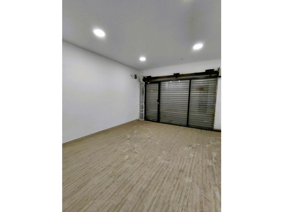 LOCAL COMERCIAL EN ARRIENDO - 4