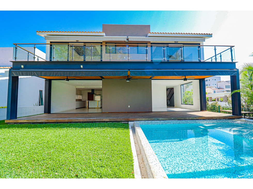 ESPECTACULAR CASA ÚNICA EN LA ZONA, FRENTE AL GREEN