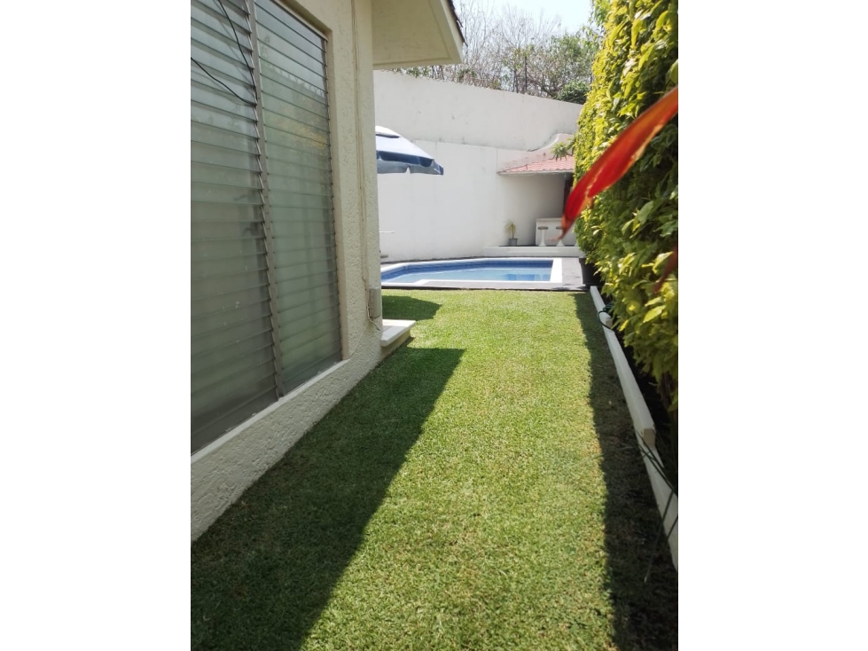 AMPLIA CASA EN UN SOLO NIVEL CON JARDÍN Y ALBERCA — foto 3