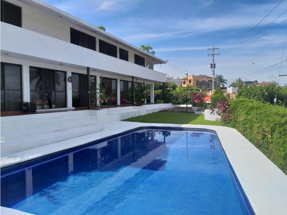 CASA A 3 NIVELES CON ALBERCA Y JARDIN PRIVADO. BURGOS, BELLO HORIZONTE