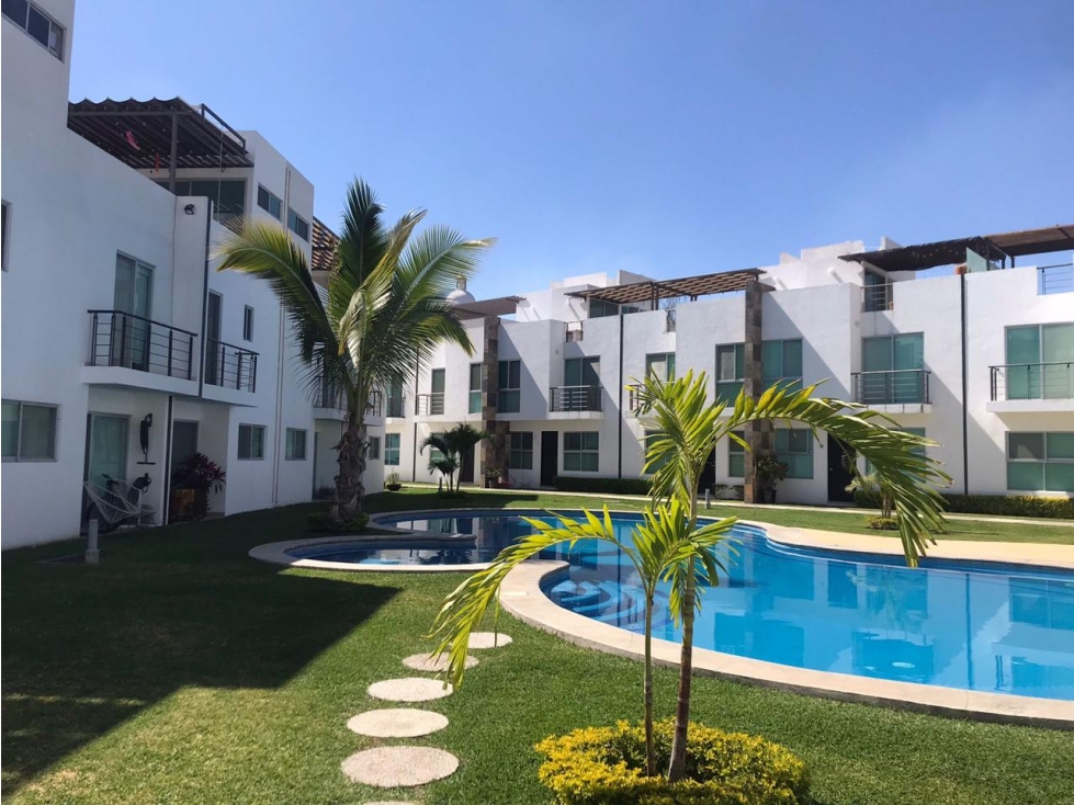CASA CON ROOF GARDEN EN EXCELENTE CONDOMINIO