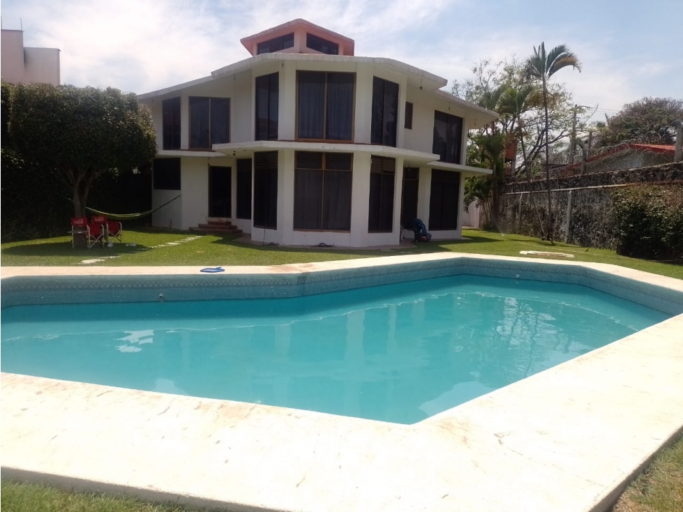 Gran oportunidad en Lomas de Cuernavaca. Amplio terreno - 1