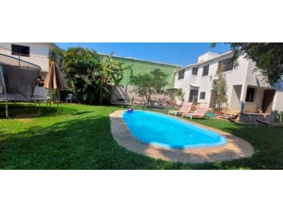 Amplia casa con jardín y bungalows en fraccionamiento exclusivo. - 1