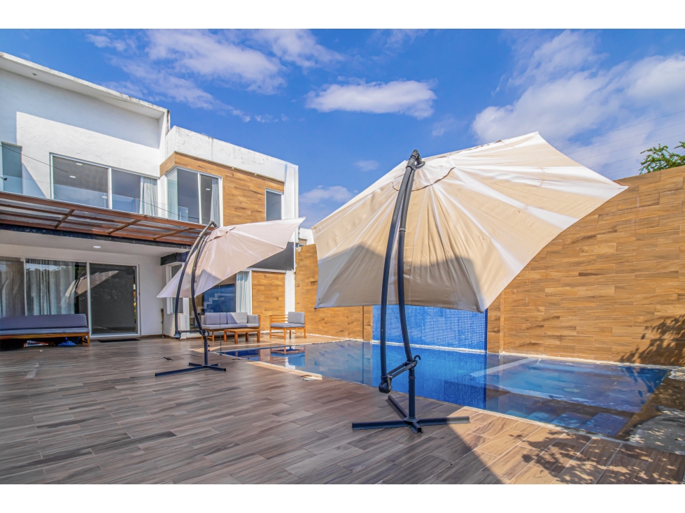 Casa de 2 Niveles con Alberca Ubicación Premium en Lomas de Trujillo