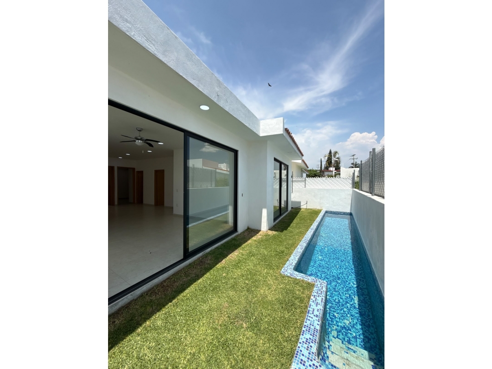 CASA NUEVA DE UN NIVEL CON CARRIL DE NADO — foto 5