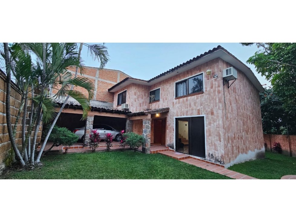 Tu Refugio Ideal en Burgos Cuernavaca: Casa con Alberca y Jardín