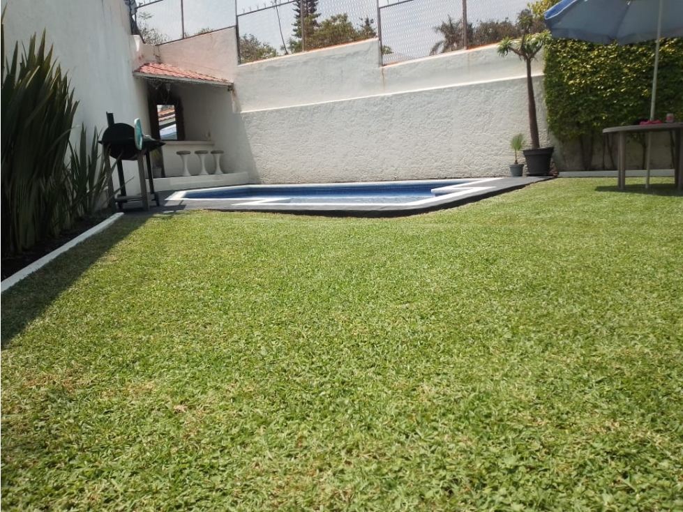 AMPLIA CASA EN UN SOLO NIVEL CON JARDÍN Y ALBERCA — foto 2