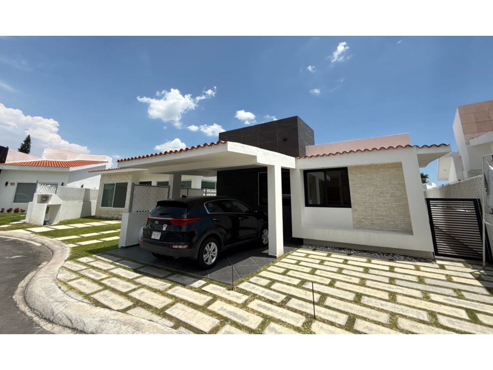 CASA NUEVA DE UN NIVEL CON CARRIL DE NADO