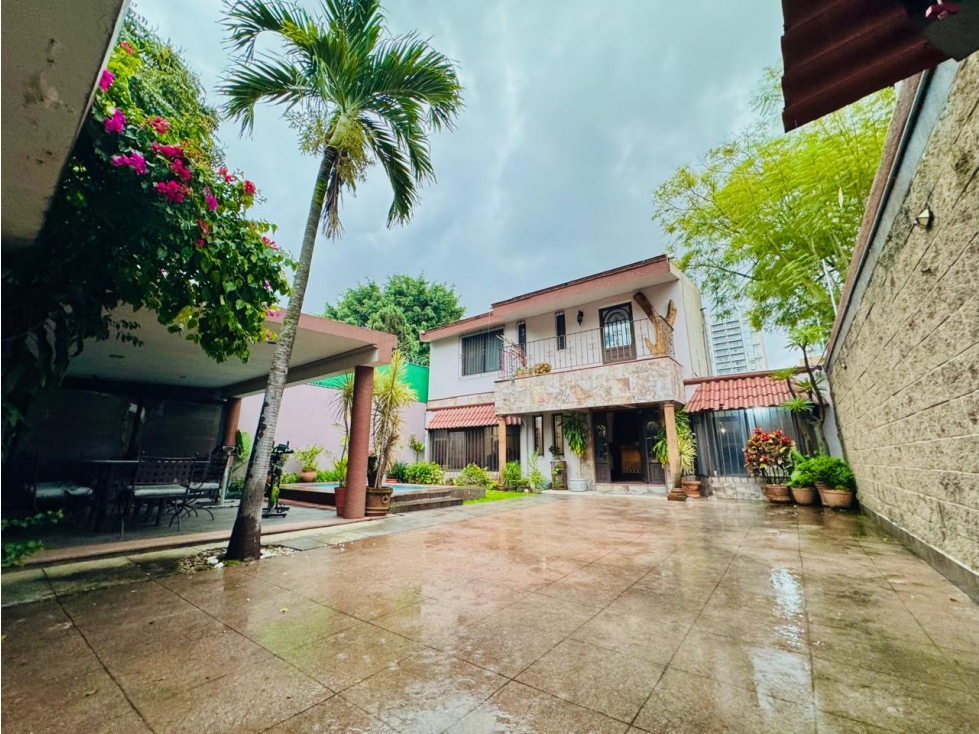 Linda Casa en Zona Dorada Frente a Averanda y Galerías — foto 2