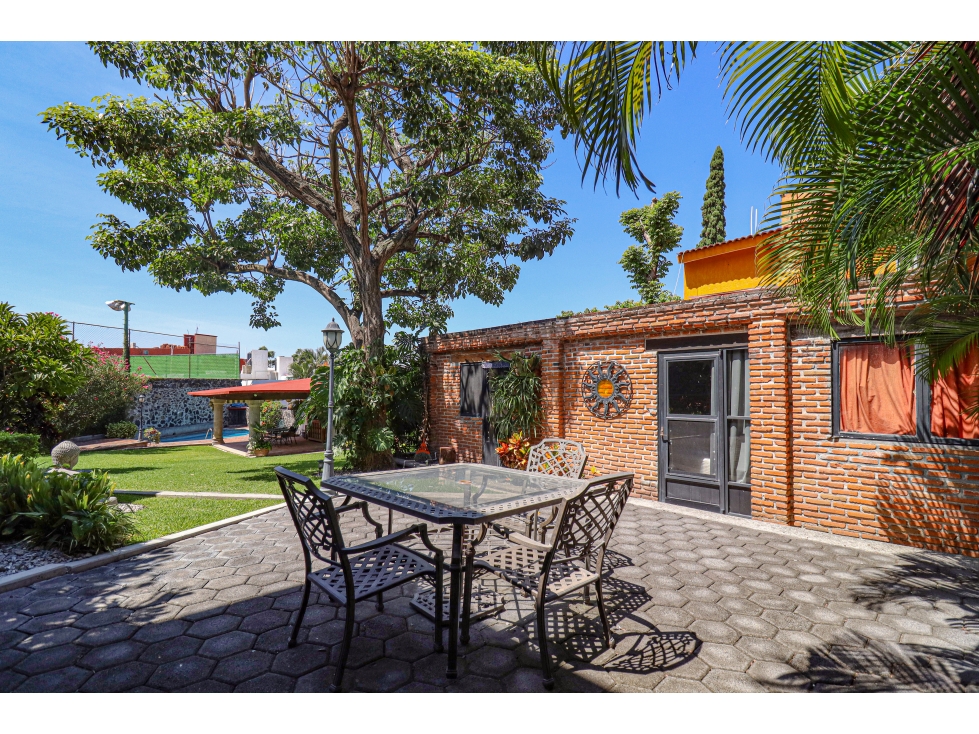 CASA EN FRACCIONAMIENTO CON SEGURIDAD, ALBERCA Y JARDIN. - 1
