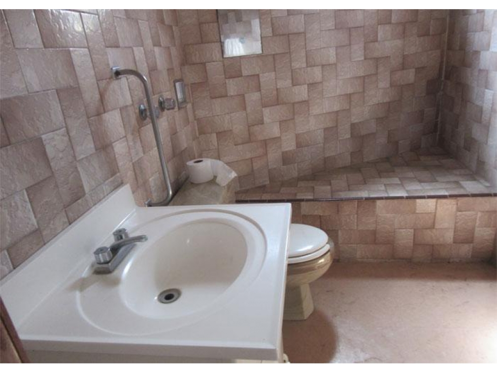 Gran Oportunidad : Propiedad para Remodelar con Potencial Único — foto 5