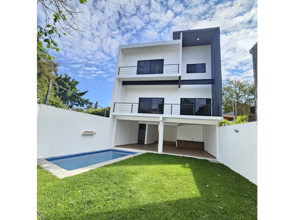 Casa doble altura en Burgos, Temixco. Vigilancia, alberca y jardín