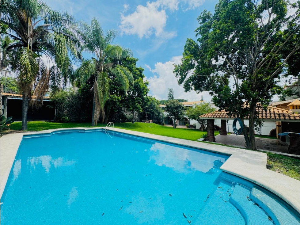 ¡Casa Colonial con Enorme JardÃ­n y Alberca!