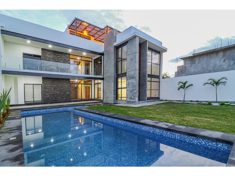 IMPONENTE CASA MODERNA, DOBLE ALTURA AMPLIO JARDIN Y ALBERCA