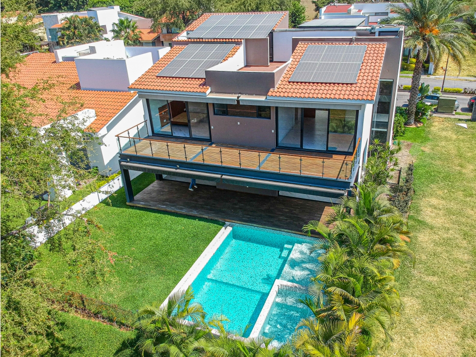 ESPECTACULAR CASA ÚNICA EN LA ZONA, FRENTE AL GREEN — foto 4